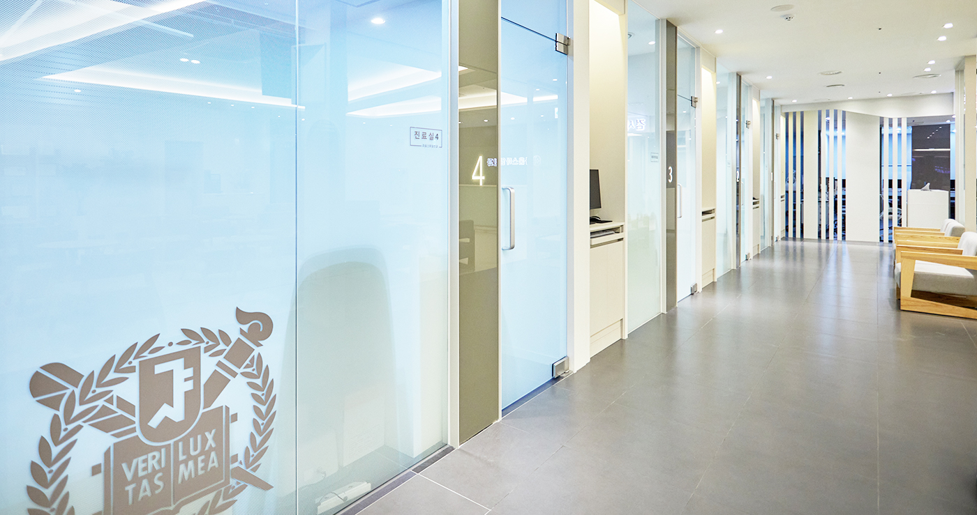 Examination-room corridor at Raum Smile Eye Clinic Gangnam