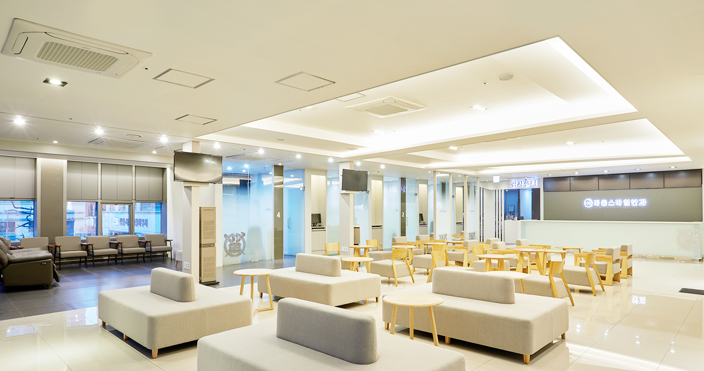 Reception and waiting lounge at Raum Smile Eye Clinic Gangnam